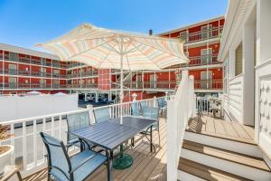 デューイ・ビーチにあるSteps to Shore Newly Renovated Dewey Beach Home!のバルコニー(パラソル付)