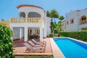 Bazén v ubytování Villa Ciruela by Villa Plus nebo v jeho okolí