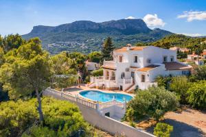 widok z powietrza na willę z basenem w obiekcie Villa Moggalatto by Villa Plus w mieście Calpe