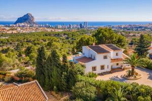 z góry widok na dom z widokiem na miasto w obiekcie Villa Moggalatto by Villa Plus w mieście Calpe