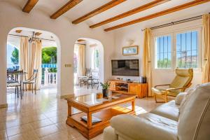 salon z kanapą i stołem w obiekcie Villa Moggalatto by Villa Plus w mieście Calpe