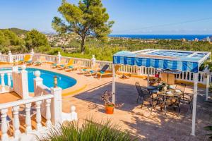 Willa z basenem i widokiem na ocean w obiekcie Villa Moggalatto by Villa Plus w mieście Calpe