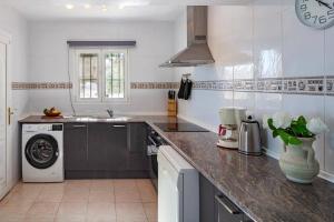 kuchnia ze zlewem i zmywarką do naczyń w obiekcie Villa Moggalatto by Villa Plus w mieście Calpe