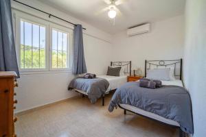 sypialnia z dwoma łóżkami i oknem w obiekcie Villa Moggalatto by Villa Plus w mieście Calpe +19 zdjęć