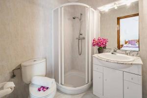 łazienka z prysznicem, toaletą i umywalką w obiekcie Villa Moggalatto by Villa Plus w mieście Calpe