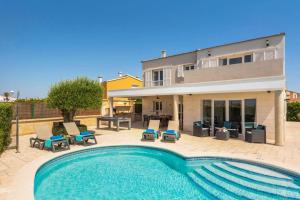 Bazén v ubytování Villa Gris by Villa Plus nebo v jeho okolí