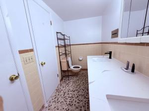 Tomahawk Motor Lodge By OYO Riverton US-26的一间浴室