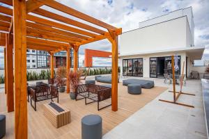 an outdoor patio with a wooden pavilion on a building at Studio Completo Perto de Tudo! - Destino CWB 710 in Curitiba