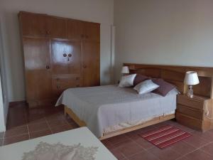 a bedroom with a bed and a dresser at Céntrico Departamento de 1 Dorm in Sucre