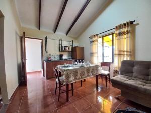 a living room with a table and a couch at Céntrico Departamento de 1 Dorm in Sucre
