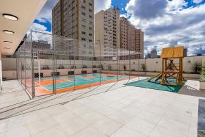 a swimming pool with a net on top of a building at Studio Completo Perto de Tudo! - Destino CWB 710 in Curitiba