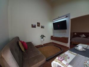 a living room with a couch and a flat screen tv at Céntrico Departamento de 1 Dorm in Sucre