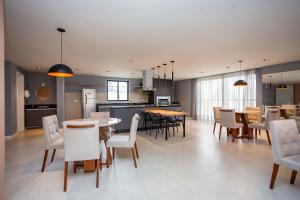 a dining room and kitchen with tables and chairs at Studio Completo Perto de Tudo! - Destino CWB 710 in Curitiba