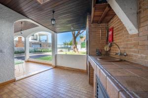 uma cozinha com um balcão com um lavatório e uma janela em Villa Ocean Bay Funchal By Empório no Funchal