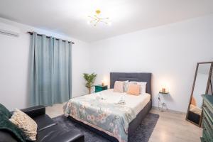 Uma cama ou camas num quarto em Villa Ocean Bay Funchal By Empório