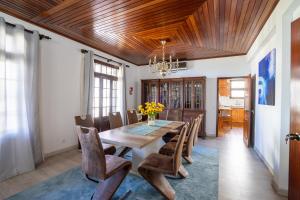 uma sala de jantar com mesa e cadeiras de madeira em Villa Ocean Bay Funchal By Empório no Funchal