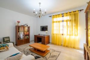 Uma televisão e/ou sistema de entretenimento em Villa Ocean Bay Funchal By Empório