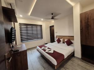 Rúm í herbergi á Hotel PRAKASHAM