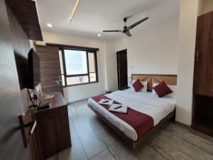 Rúm í herbergi á Hotel PRAKASHAM