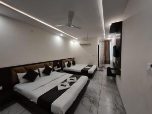 Rúm í herbergi á Hotel PRAKASHAM