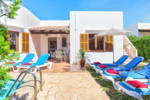 Willa z basenem i niebieskimi krzesłami w obiekcie Villa Antonia Sol by Villa Plus w mieście Cacla D'or
