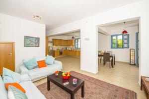 Et opholdsområde på Villa Aqua Blu by Villa Plus