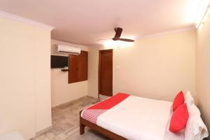 a bedroom with a bed and a ceiling fan at Hotel O Midtown in Bhopal