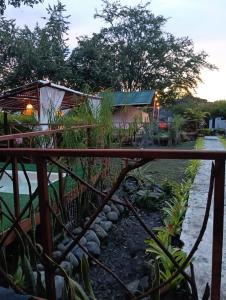 布加La Villa Glamping的从栅栏上可欣赏到房子的景色