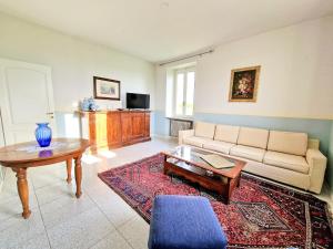 a living room with a couch and a table at Casa Maddalena in Casatisma