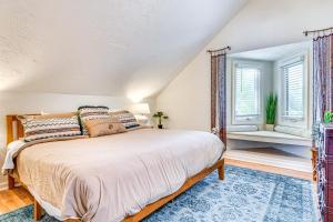 ノーブルズビルにあるWalk to Reservoir Cicero Home with Furnished Deck!のベッドと2つの窓がある寝室