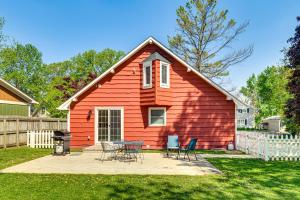 ノーブルズビルにあるWalk to Reservoir Cicero Home with Furnished Deck!の赤い家