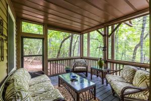 Χώρος καθιστικού στο Treescape - A family friendly cabin adventure