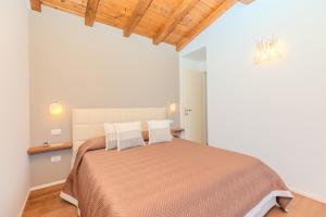 una camera da letto con un letto grande in una stanza di Villa Capo Coda Cavallo Baia Salinedda a San Teodoro Altre 53 foto