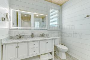 Un baño blanco con lavabo e inodoro. en 226 S Fletcher Ave 3rd Floor, en Fernandina Beach 41 fotos más
