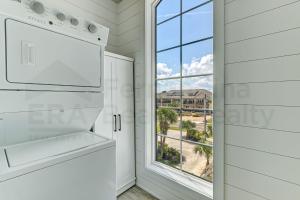 cocina con nevera y ventana en 226 S Fletcher Ave 3rd Floor, en Fernandina Beach