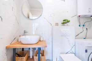 Ένα μπάνιο στο TEMI Apartments +46 φωτογραφίες