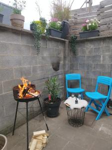 un patio con 2 sillas y una hoguera en Bali cocoon, en Lieja
