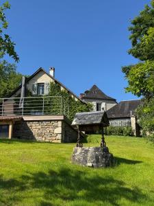a statue in front of a house at Gîte La Blanchie Haute in Martel