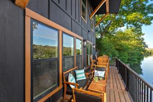 een terras met banken en ramen aan een huis bij Luxury River Front Twin House 8beds Sleeps 22 in New Braunfels