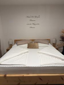 Postel nebo postele na pokoji v ubytování Ferienwohnung in Krumpendorf am Wörthersee