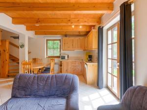 una cucina e un soggiorno con un divano e un tavolo di Holiday home in the Giant Mountains, Pets included a Rudník