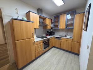 Kuchyň nebo kuchyňský kout v ubytování Ferienwohnung in Krumpendorf am Wörthersee