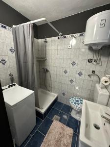 Ένα μπάνιο στο Apartment South Side, Vis +9 φωτογραφίες