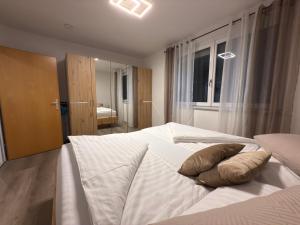 Postel nebo postele na pokoji v ubytování Ferienwohnung in Krumpendorf am Wörthersee