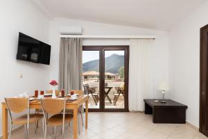 Μια τηλεόραση ή/και κέντρο ψυχαγωγίας στο PELAGO BUNGALOWS