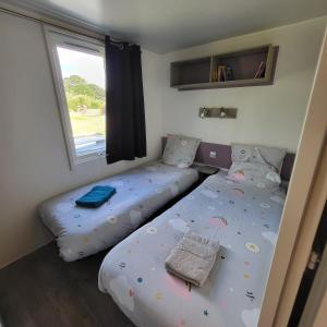 Posteľ alebo postele v izbe v ubytovaní MOBIL-HOME CONFORTABLE ET BIEN EQUIPE AVEC PISCINES ET LA PLAGE A PIED