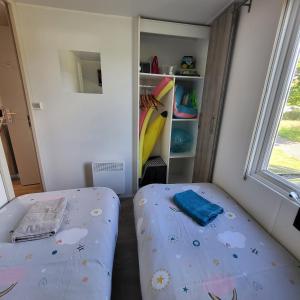 Posteľ alebo postele v izbe v ubytovaní MOBIL-HOME CONFORTABLE ET BIEN EQUIPE AVEC PISCINES ET LA PLAGE A PIED