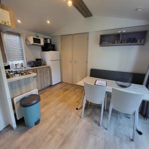 Kuchyňa alebo kuchynka v ubytovaní MOBIL-HOME CONFORTABLE ET BIEN EQUIPE AVEC PISCINES ET LA PLAGE A PIED