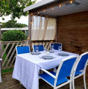 Fotografia z galérie ubytovania MOBIL-HOME CONFORTABLE ET BIEN EQUIPE AVEC PISCINES ET LA PLAGE A PIED v destinácii Fouesnant
