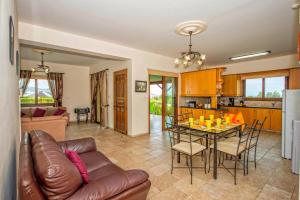 Kuchyň nebo kuchyňský kout v ubytování Villa Andriana by Villa Plus